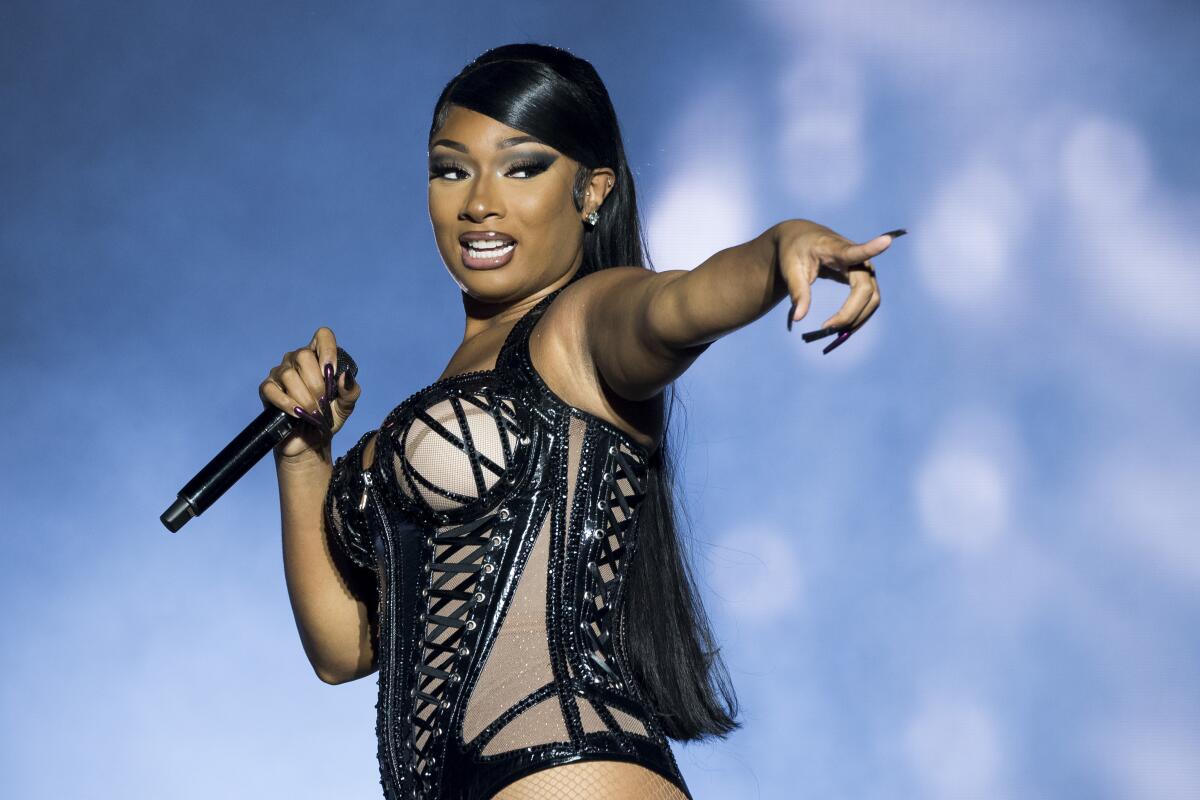 Lịch sử làng rap lặp lại: Nicki Minaj và Cardi B lại khơi mào drama- Ảnh 2. Lịch sử làng rap lặp lại: Nicki Minaj và Cardi B lại khơi mào drama- Ảnh 2.