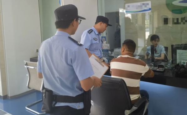 Người đàn ông gửi tiết kiệm 12 tỷ đồng, 13 phút sau số dư chỉ còn 0, ngân hàng tuyên bố: “Không phải lỗi của chúng tôi”- Ảnh 2.