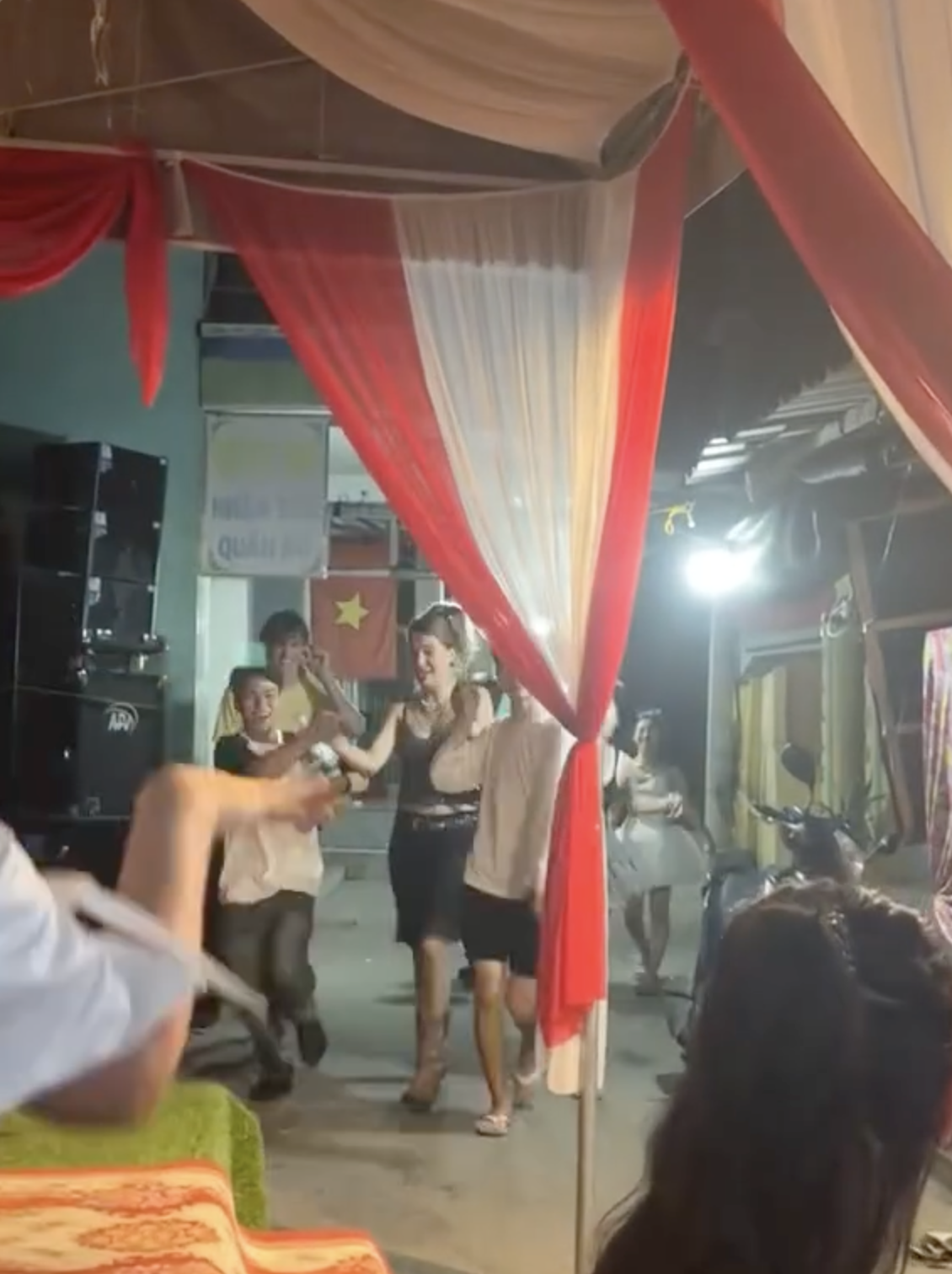 Khách Tây “về nước kể không ai tin” khi bị người miền Tây lôi kéo vào địa điểm này- Ảnh 1.