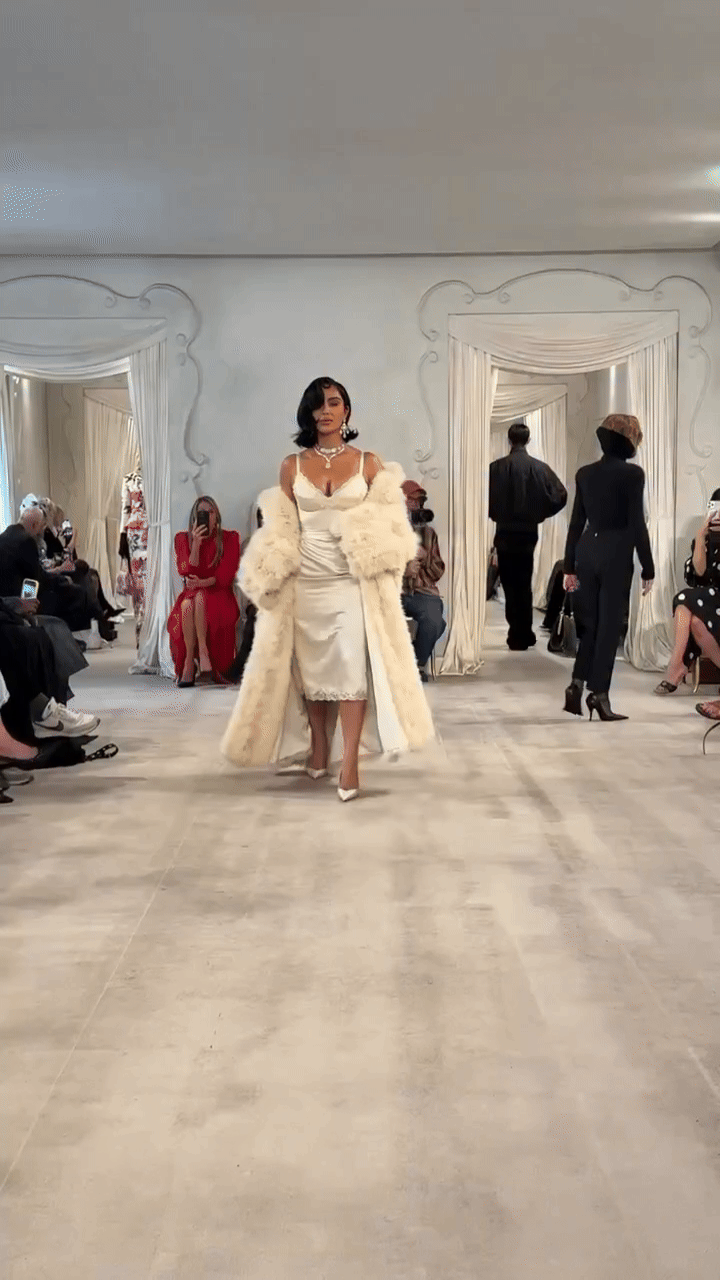 Kim Kardashian bị chê thậm tệ ở show Balenciaga- Ảnh 7. Kim Kardashian bị chê thậm tệ ở show Balenciaga- Ảnh 7.