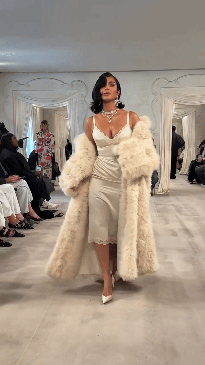 Kim Kardashian bị chê thậm tệ ở show Balenciaga- Ảnh 6. Kim Kardashian bị chê thậm tệ ở show Balenciaga- Ảnh 6.
