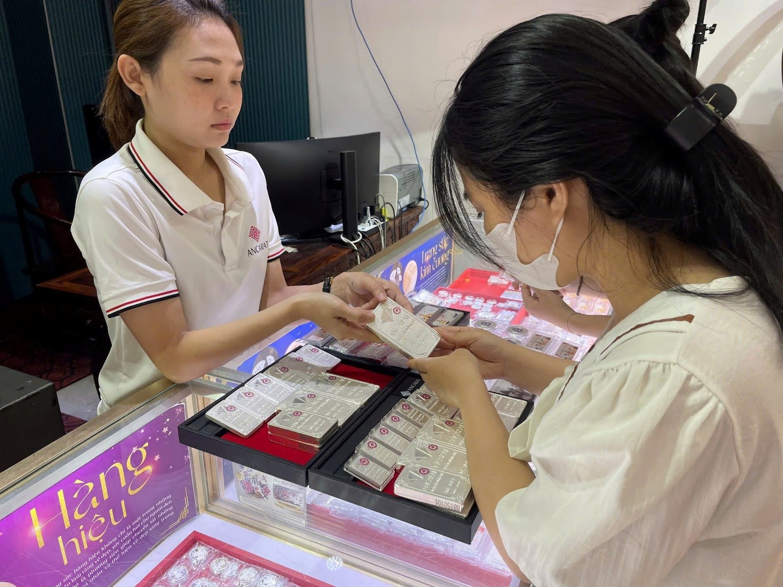 Bạc tăng giá phi mã: Gen Z từ bỏ thói quen mua hàng hiệu xa xỉ, xếp hàng gom bạc hơn 20 ngày mới có- Ảnh 2. Bạc tăng giá phi mã: Gen Z từ bỏ thói quen mua hàng hiệu xa xỉ, xếp hàng gom bạc hơn 20 ngày mới có- Ảnh 2.