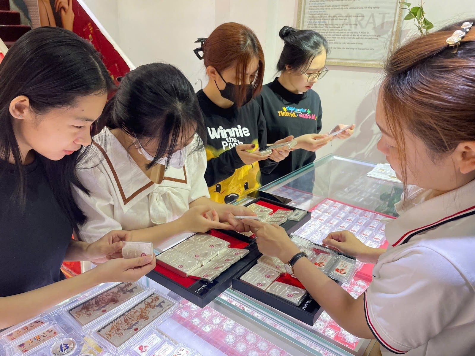 Bạc tăng giá phi mã: Gen Z từ bỏ thói quen mua hàng hiệu xa xỉ, xếp hàng gom bạc hơn 20 ngày mới có- Ảnh 3. Bạc tăng giá phi mã: Gen Z từ bỏ thói quen mua hàng hiệu xa xỉ, xếp hàng gom bạc hơn 20 ngày mới có- Ảnh 3.