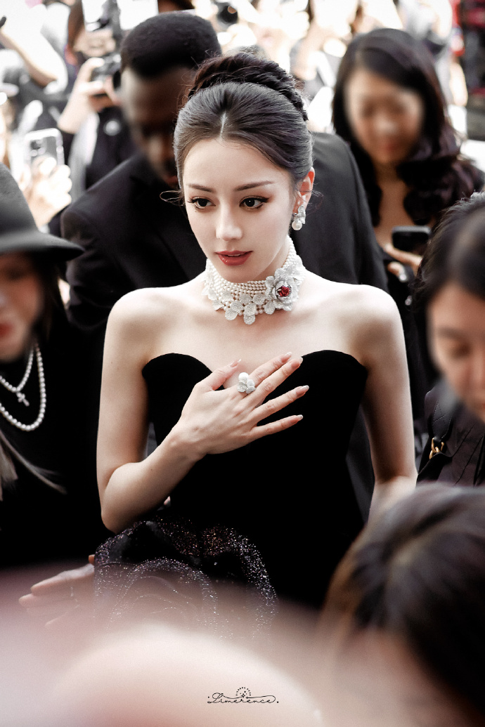 Drama căng đét: Địch Lệ Nhiệt Ba bị Drama căng đét: Địch Lệ Nhiệt Ba bị