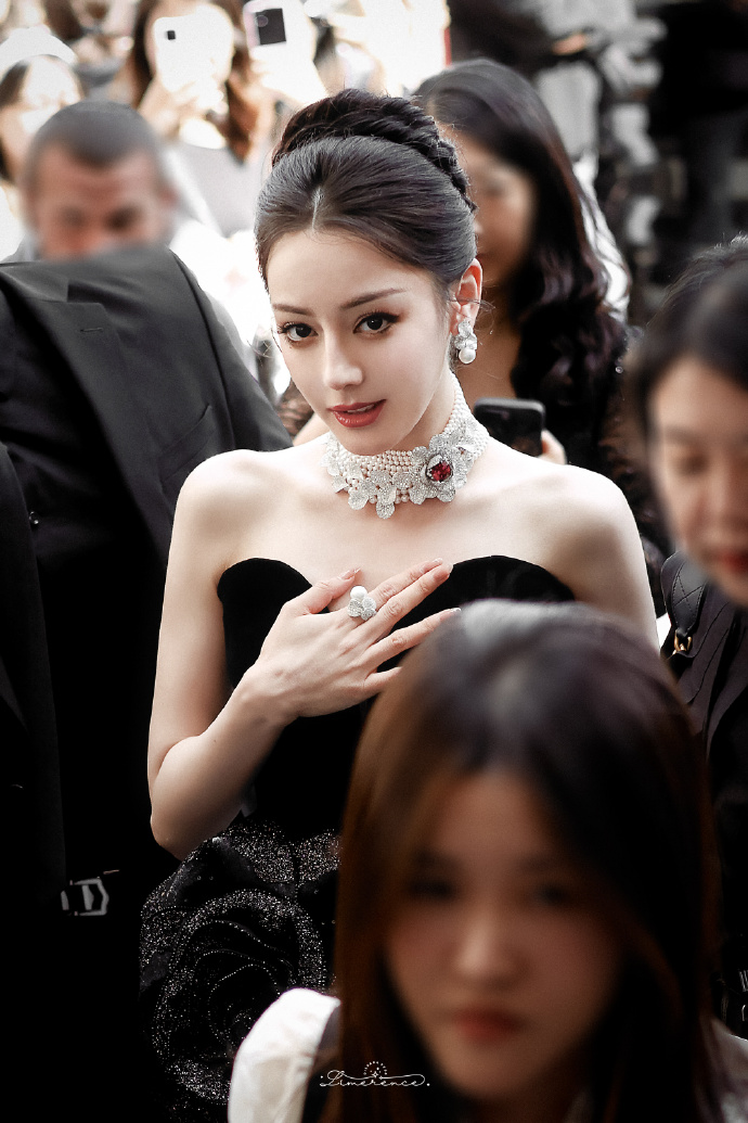 Drama căng đét: Địch Lệ Nhiệt Ba bị Drama căng đét: Địch Lệ Nhiệt Ba bị