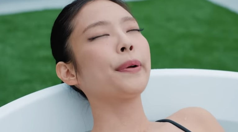 Cả Jennie Blackpink và vợ chồng Hồ Ngọc Hà có chung 1 sở thích "tắm" kì lạ: Có tác dụng giảm sưng, đau nhưng chuyên gia cảnh báo một điều- Ảnh 6.