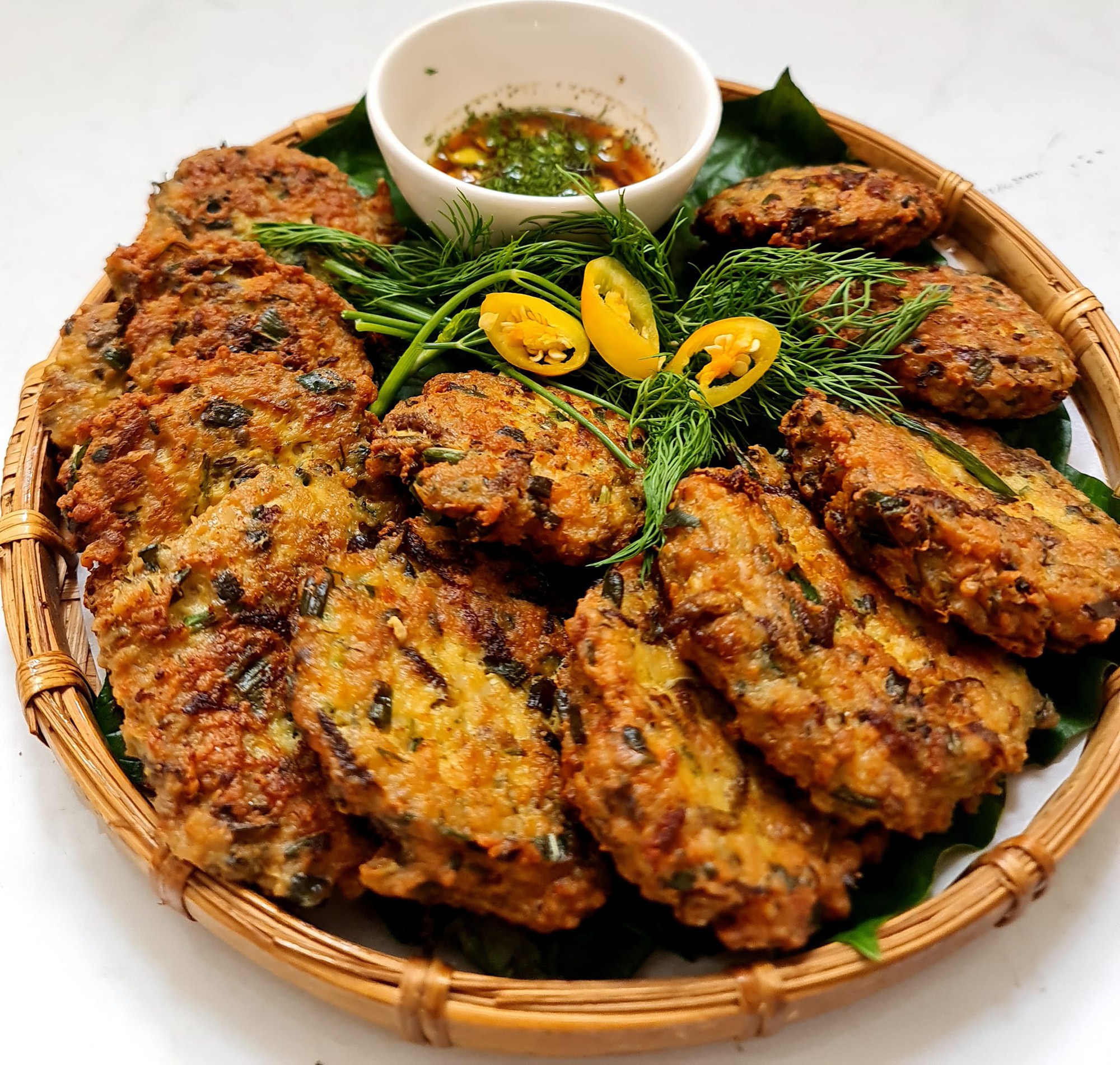 Khách Tây tò mò ăn thử món đặc sản "như giun" khi tới Hà Nội, nhận xét: Tôi có thể tự hào khi về nước!- Ảnh 1.