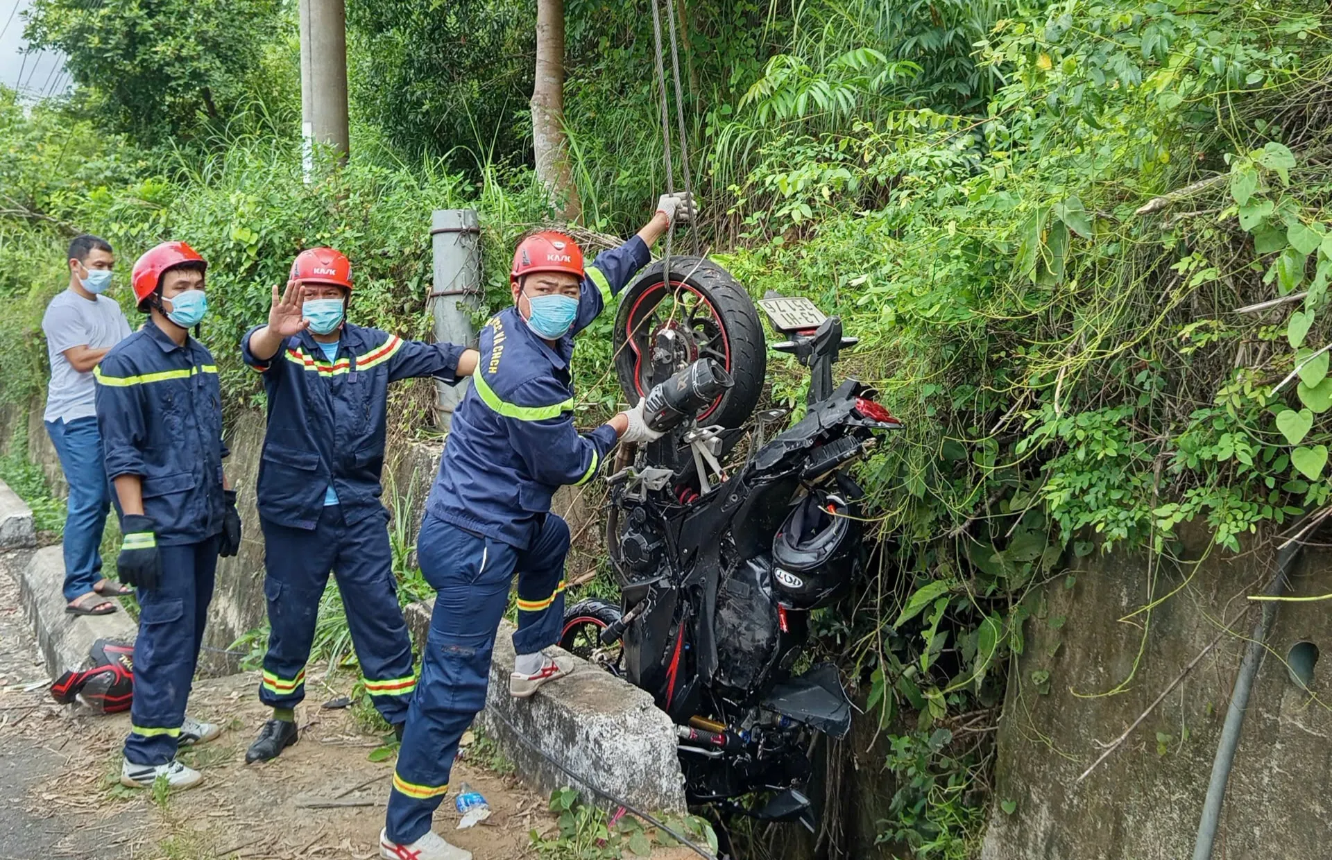 Hiện trường kinh hoàng tai nạn ở bán đảo Sơn Trà khiến một du khách nước ngoài tử vong- Ảnh 5. Hiện trường kinh hoàng tai nạn ở bán đảo Sơn Trà khiến một du khách nước ngoài tử vong- Ảnh 5.