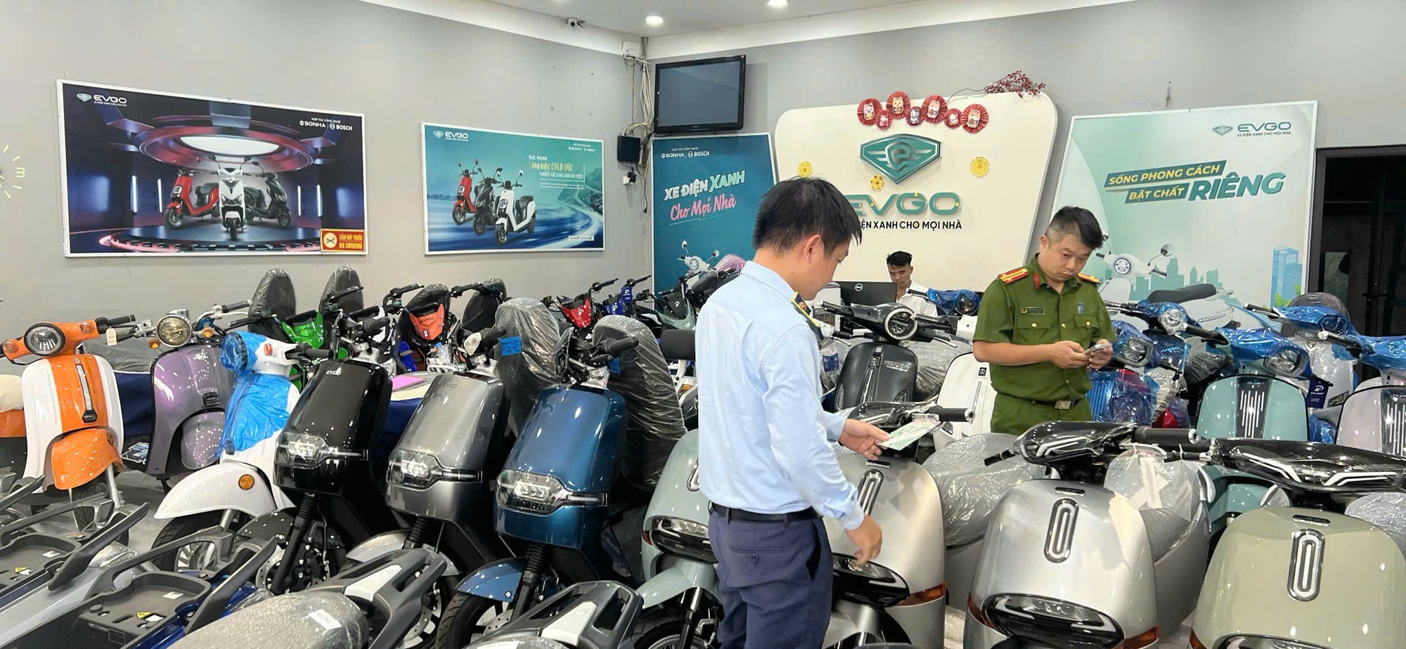 Kiểm tra đột xuất 2 cửa hàng xe điện Trung Hiếu, hiện đã bắt tạm giam 3 người- Ảnh 1.