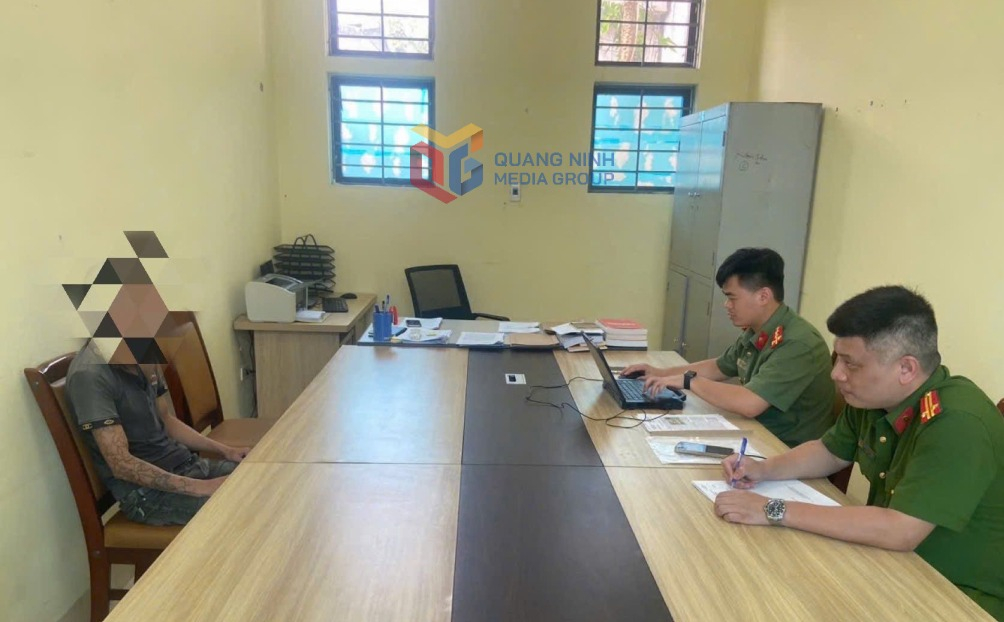 Nam thanh niên phát trực tiếp cảnh bản thân không mặc quần áo nhảy múa- Ảnh 1. Nam thanh niên phát trực tiếp cảnh bản thân không mặc quần áo nhảy múa- Ảnh 1.