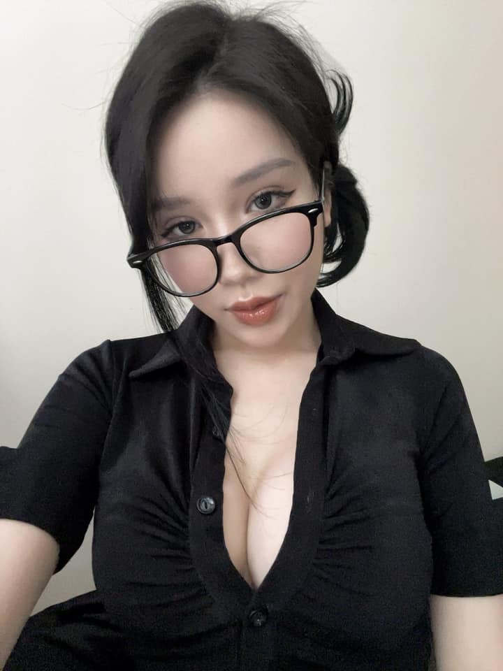 Streamer phú bà tương tác lại với tình cũ Zeros, 