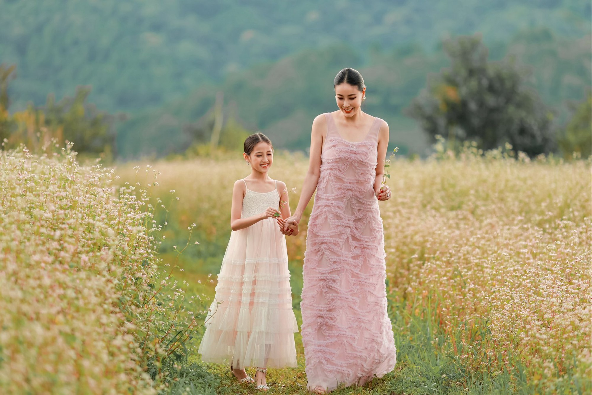 Ái nữ nhà Hoa hậu Hà Kiều Anh gây sốt: Vẻ đẹp thanh tú, phong thái dịu dàng của một “tiểu thư dòng dõi trâm anh”- Ảnh 6.