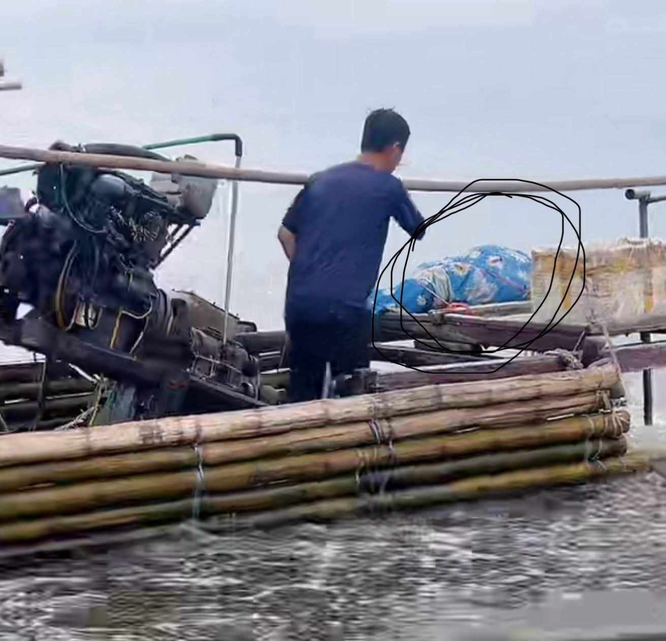 Thương tâm: Tìm thấy cháu bé 6 tuổi đuối nước trên biển Sầm Sơn sau 3 ngày mất tích- Ảnh 1. Thương tâm: Tìm thấy cháu bé 6 tuổi đuối nước trên biển Sầm Sơn sau 3 ngày mất tích- Ảnh 1.