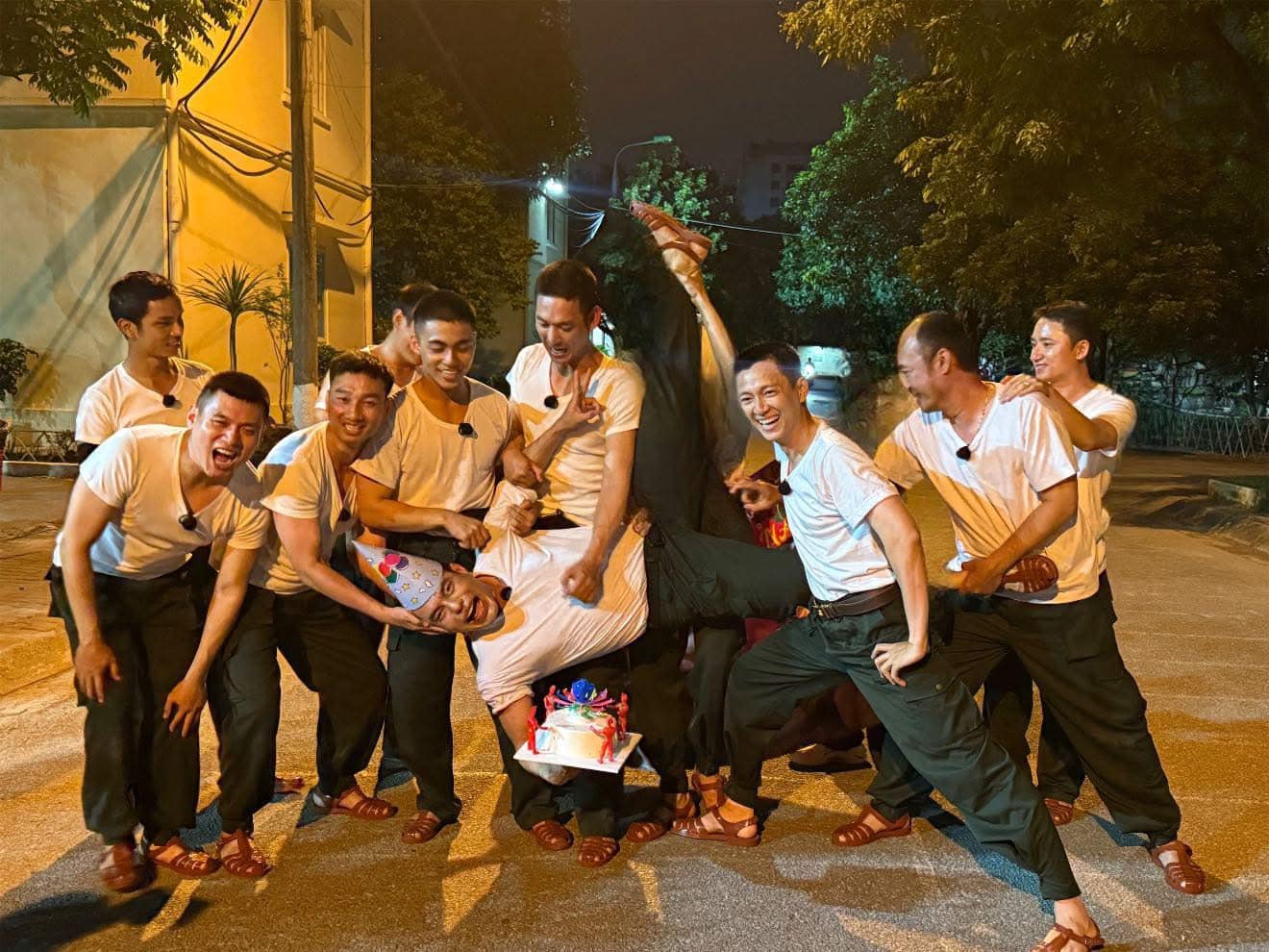 Vợ Phan Mạnh Quỳnh đăng đàn nhờ netizen Vợ Phan Mạnh Quỳnh đăng đàn nhờ netizen