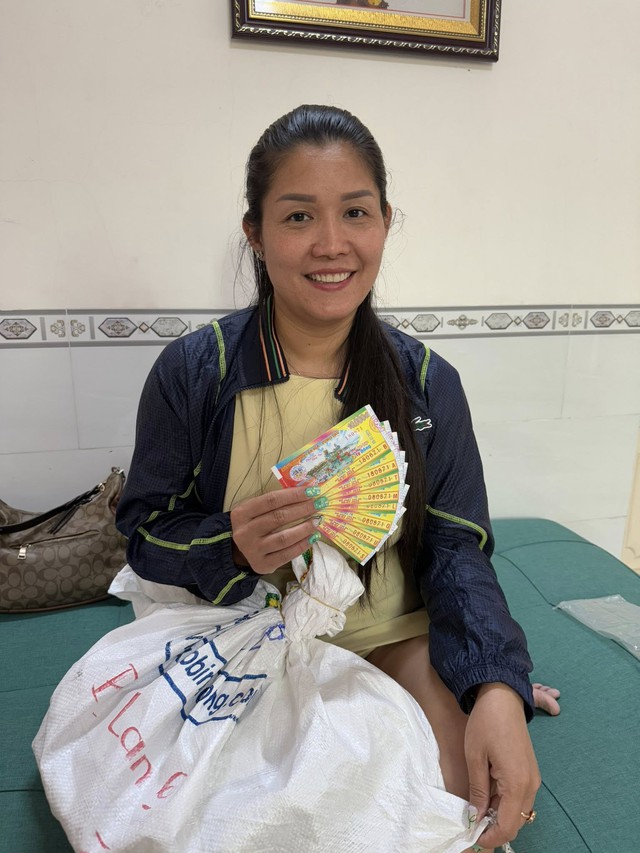 Nam thanh niên không biết chữ trúng độc đắc 4 tỷ đồng, nhận toàn bộ tiền mặt ở nơi gây ngỡ ngàng- Ảnh 1.