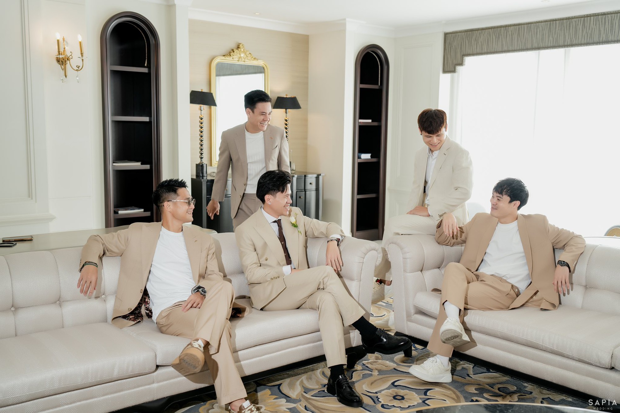 Sốc visual dàn phù rể giá hơn 30 tỷ trong đám cưới xa hoa của trung vệ ĐT Việt Nam và mẹ đơn thân- Ảnh 4. Sốc visual dàn phù rể giá hơn 30 tỷ trong đám cưới xa hoa của trung vệ ĐT Việt Nam và mẹ đơn thân- Ảnh 4.