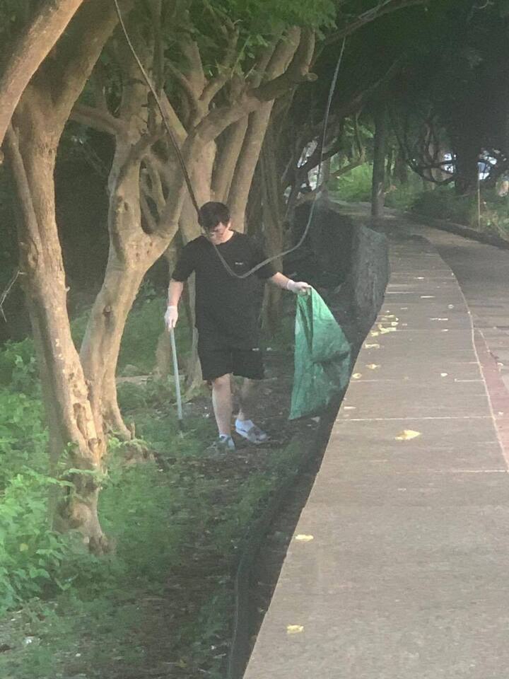 Dân mạng "truy lùng" chàng trai trẻ âm thầm dọn rác ở Vũng Tàu, TP.HCM- Ảnh 1. Dân mạng "truy lùng" chàng trai trẻ âm thầm dọn rác ở Vũng Tàu, TP.HCM- Ảnh 1.