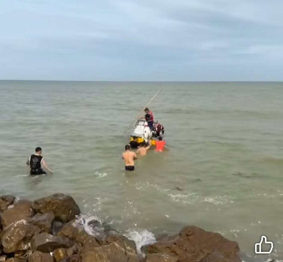 Thương tâm: Tìm thấy cháu bé 6 tuổi đuối nước trên biển Sầm Sơn sau 3 ngày mất tích- Ảnh 2. Thương tâm: Tìm thấy cháu bé 6 tuổi đuối nước trên biển Sầm Sơn sau 3 ngày mất tích- Ảnh 2.
