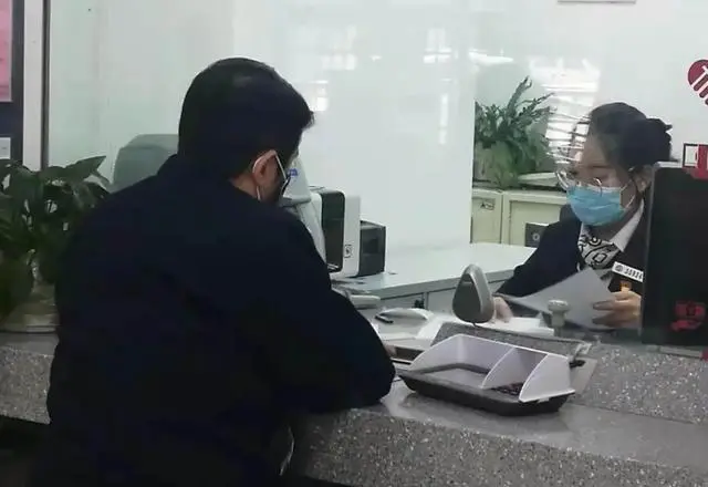 Sáng gửi tiết kiệm 21 tỷ đồng, người đàn ông vừa ăn trưa xong phát hiện tài khoản còn 0 đồng, ngân hàng tuyên bố: "Không liên quan gì đến chúng tôi"- Ảnh 1.