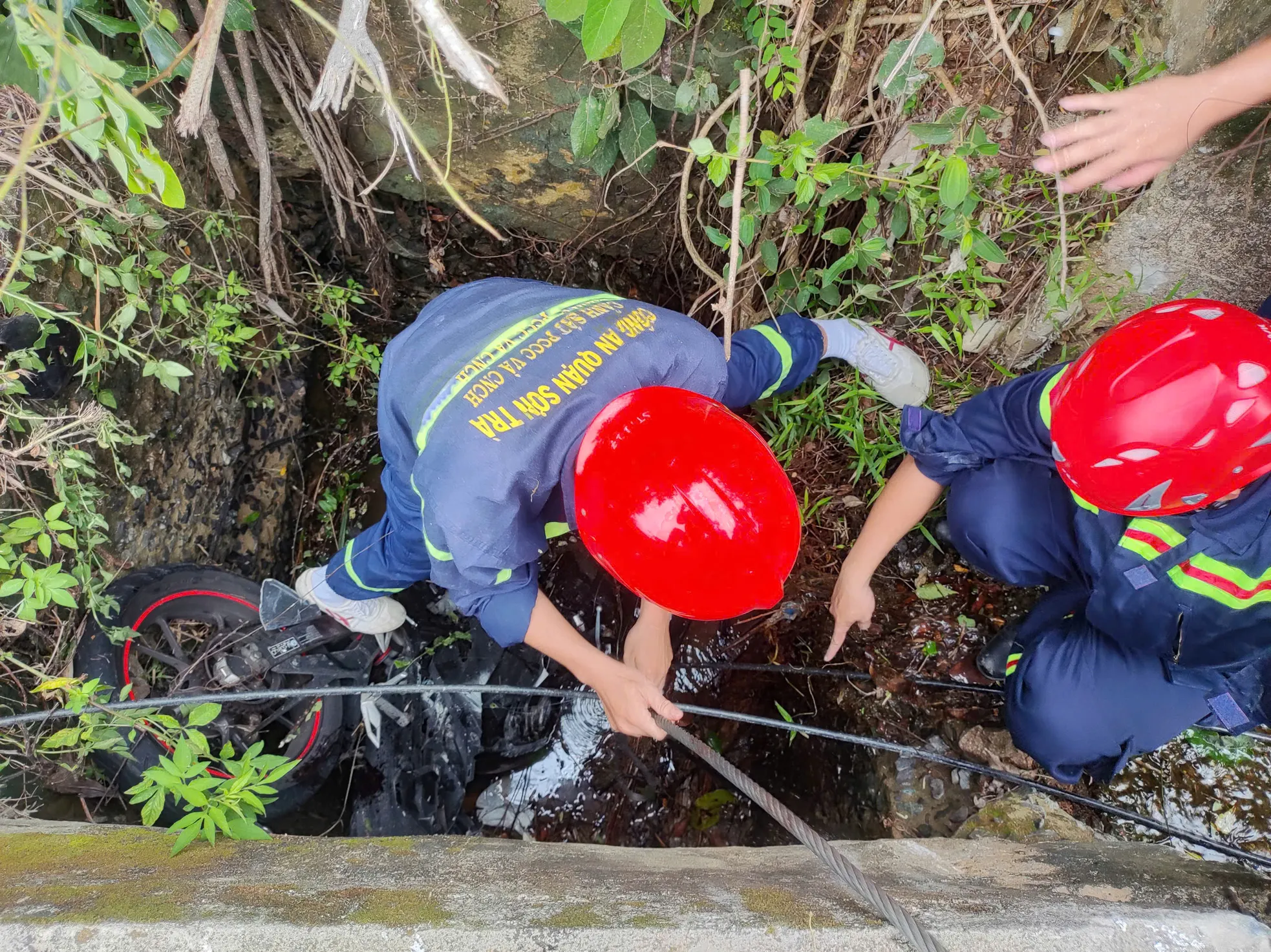 Hiện trường kinh hoàng tai nạn ở bán đảo Sơn Trà khiến một du khách nước ngoài tử vong- Ảnh 3. Hiện trường kinh hoàng tai nạn ở bán đảo Sơn Trà khiến một du khách nước ngoài tử vong- Ảnh 3.