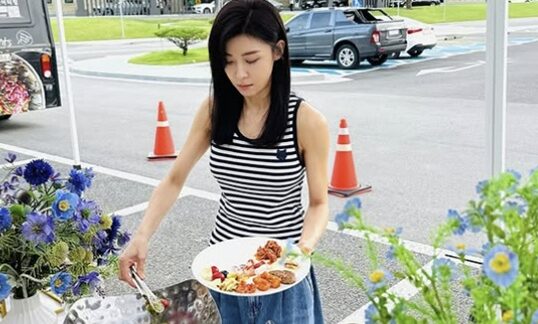 Vóc dáng thon gọn của mỹ nhân đẹp nhất phim "Sex is Zero" Ha Ji Won khiến ai cũng phải trầm trồ: Ăn thế bảo sao 47 tuổi mà không chút mỡ thừa!- Ảnh 2.