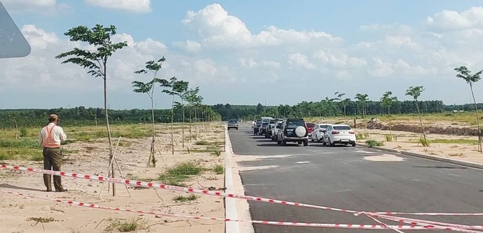 Vụ người đàn ông mặc áo xe ôm công nghệ tử vong bí ẩn giữa bãi đất trống: Tạm giữ 1 thanh niên- Ảnh 1.