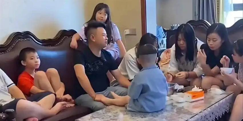 Cập nhật khối nghỉ hè: 16 cháu một bữa ăn hết 8kg gạo, 4kg thịt, hàng chục cân hoa quả; tiêu tốn 200 triệu chỉ trong 2 tháng- Ảnh 1. Cập nhật khối nghỉ hè: 16 cháu một bữa ăn hết 8kg gạo, 4kg thịt, hàng chục cân hoa quả; tiêu tốn 200 triệu chỉ trong 2 tháng- Ảnh 1.