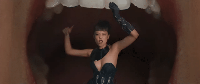 BLACKPINK tung MV dị nhất từ trước đến nay: Cả thế giới hoá zombie điên loạn vì 4 nàng!- Ảnh 2. BLACKPINK tung MV dị nhất từ trước đến nay: Cả thế giới hoá zombie điên loạn vì 4 nàng!- Ảnh 2.