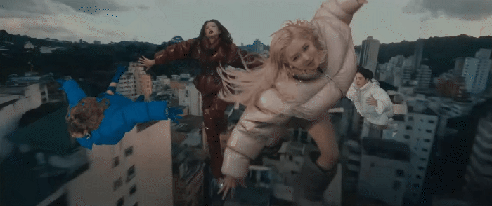 BLACKPINK tung MV dị nhất từ trước đến nay: Cả thế giới hoá zombie điên loạn vì 4 nàng!- Ảnh 4. BLACKPINK tung MV dị nhất từ trước đến nay: Cả thế giới hoá zombie điên loạn vì 4 nàng!- Ảnh 4.