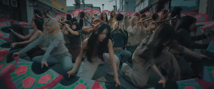 BLACKPINK tung MV dị nhất từ trước đến nay: Cả thế giới hoá zombie điên loạn vì 4 nàng!- Ảnh 6. BLACKPINK tung MV dị nhất từ trước đến nay: Cả thế giới hoá zombie điên loạn vì 4 nàng!- Ảnh 6.