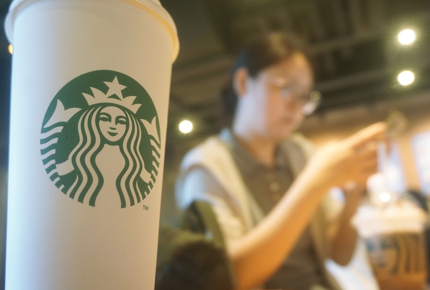 Starbucks bị chê đắt khi rao bán 10 tỷ USD cho hoạt động kinh doanh ở một nước Châu Á- Ảnh 1.