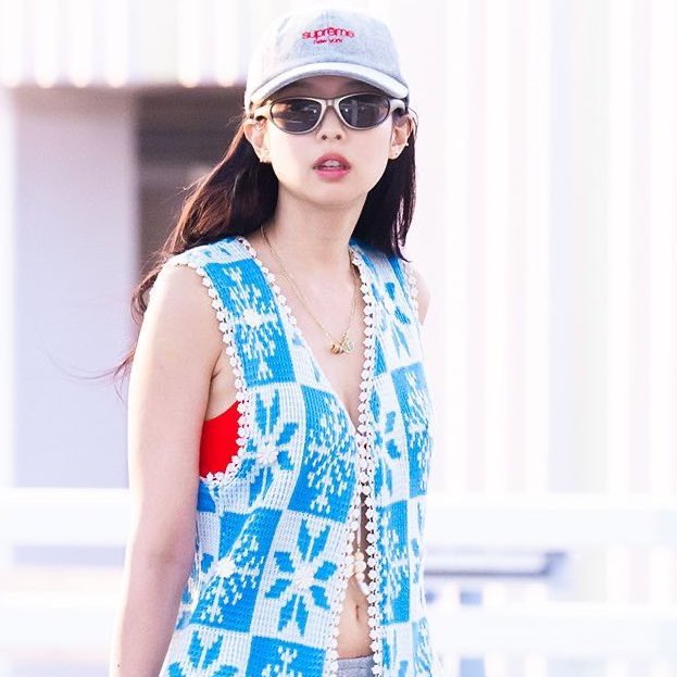 Jennie (BLACKPINK) đi cái gì dưới chân vậy trời?- Ảnh 1. Jennie (BLACKPINK) đi cái gì dưới chân vậy trời?- Ảnh 1.