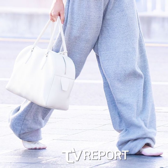 Jennie (BLACKPINK) đi cái gì dưới chân vậy trời?- Ảnh 5. Jennie (BLACKPINK) đi cái gì dưới chân vậy trời?- Ảnh 5.