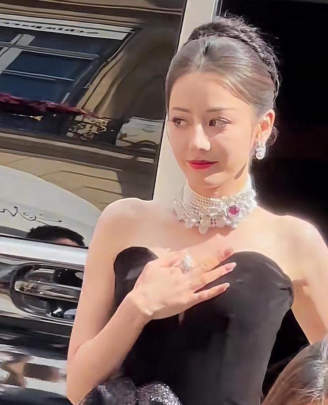 Drama căng đét: Địch Lệ Nhiệt Ba bị Drama căng đét: Địch Lệ Nhiệt Ba bị