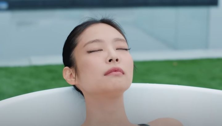 Cả Jennie Blackpink và vợ chồng Hồ Ngọc Hà có chung 1 sở thích "tắm" kì lạ: Có tác dụng giảm sưng, đau nhưng chuyên gia cảnh báo một điều- Ảnh 4.
