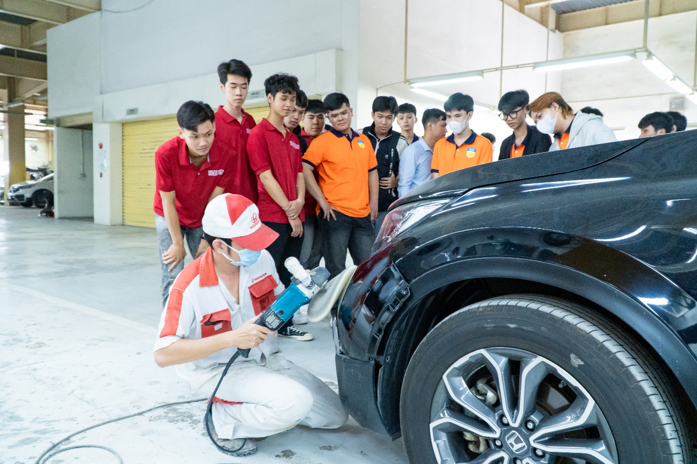 Sinh viên Công nghệ kỹ thuật ô tô HUTECH: Học tại doanh nghiệp, làm chủ tay nghề sớm- Ảnh 2.