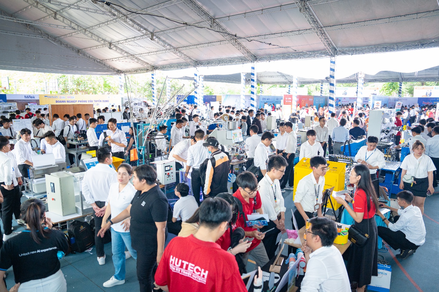 Sinh viên Công nghệ kỹ thuật ô tô HUTECH: Học tại doanh nghiệp, làm chủ tay nghề sớm- Ảnh 4.