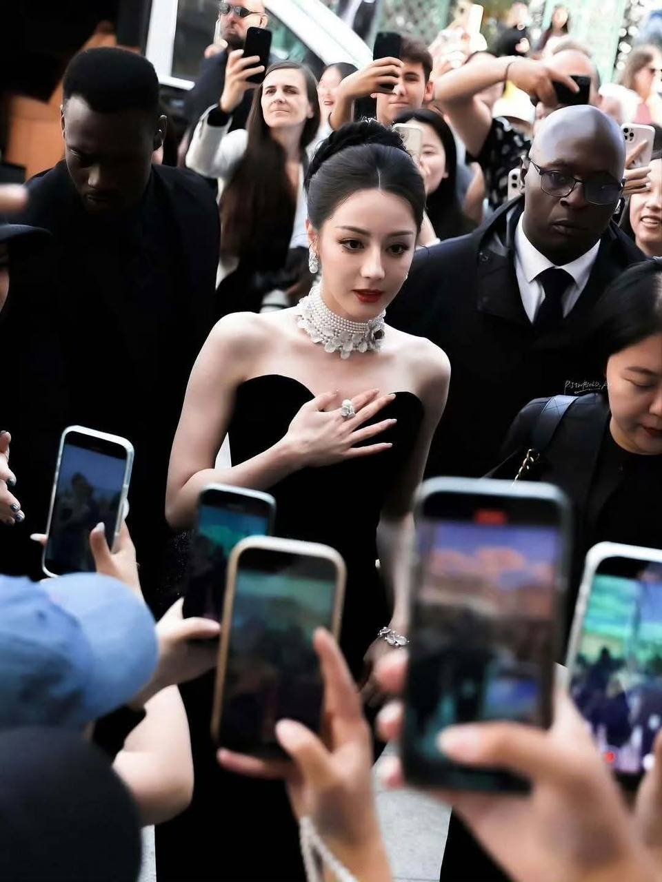Drama căng đét: Địch Lệ Nhiệt Ba bị Drama căng đét: Địch Lệ Nhiệt Ba bị