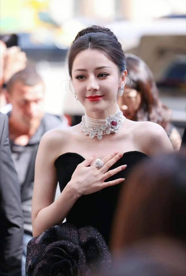 Drama căng đét: Địch Lệ Nhiệt Ba bị Drama căng đét: Địch Lệ Nhiệt Ba bị