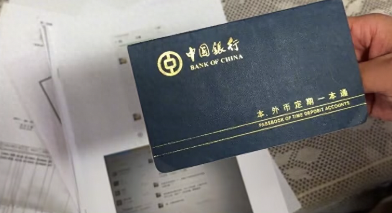 Người phụ nữ tất toán sổ tiết kiệm hơn 1 tỷ đồng sau 20 năm, ngân hàng thông báo: “Không có bất kỳ thông tin nào liên quan đến sổ này”- Ảnh 1. Người phụ nữ tất toán sổ tiết kiệm hơn 1 tỷ đồng sau 20 năm, ngân hàng thông báo: “Không có bất kỳ thông tin nào liên quan đến sổ này”- Ảnh 1.