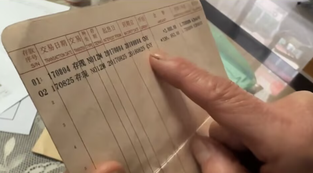 Người phụ nữ tất toán sổ tiết kiệm hơn 1 tỷ đồng sau 20 năm, ngân hàng thông báo: “Không có bất kỳ thông tin nào liên quan đến sổ này”- Ảnh 2. Người phụ nữ tất toán sổ tiết kiệm hơn 1 tỷ đồng sau 20 năm, ngân hàng thông báo: “Không có bất kỳ thông tin nào liên quan đến sổ này”- Ảnh 2.