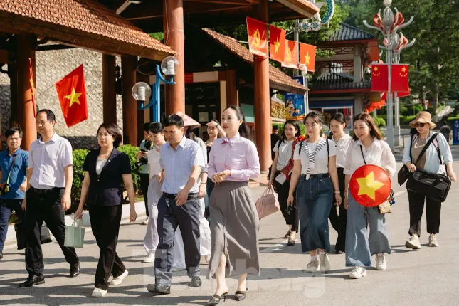 Khách Trung Quốc nhập cảnh vào Lạng Sơn tăng đột biến- Ảnh 1.