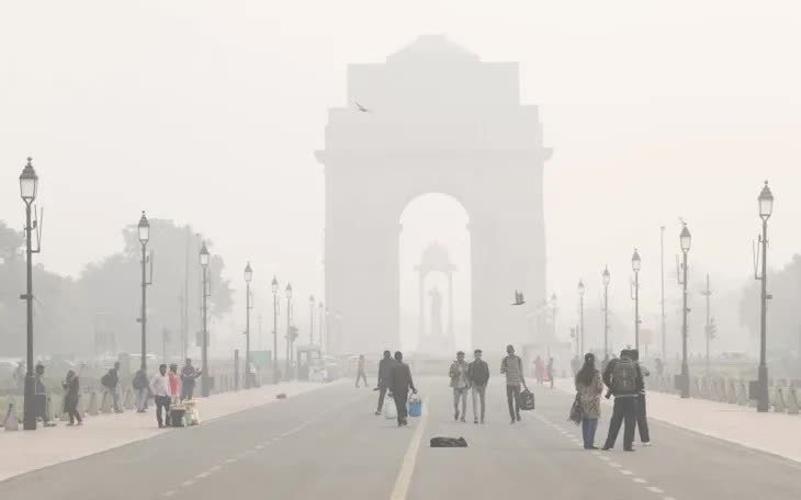 Khói mù ô nhiễm bao phủ dày đặc tại New Delhi, Ấn Độ (Ảnh: ANI/TTXVN)