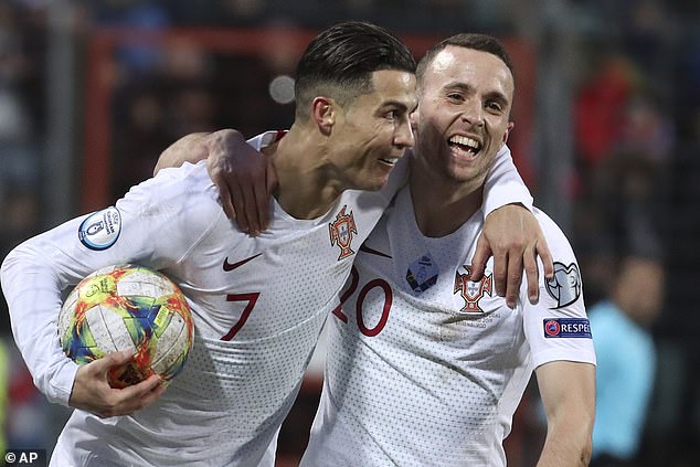 Bạn gái sexy đăng ảnh tự sướng toàn kim cương nhưng báo hại Ronaldo dính vào tranh cãi- Ảnh 8. Bạn gái sexy đăng ảnh tự sướng toàn kim cương nhưng báo hại Ronaldo dính vào tranh cãi- Ảnh 8.