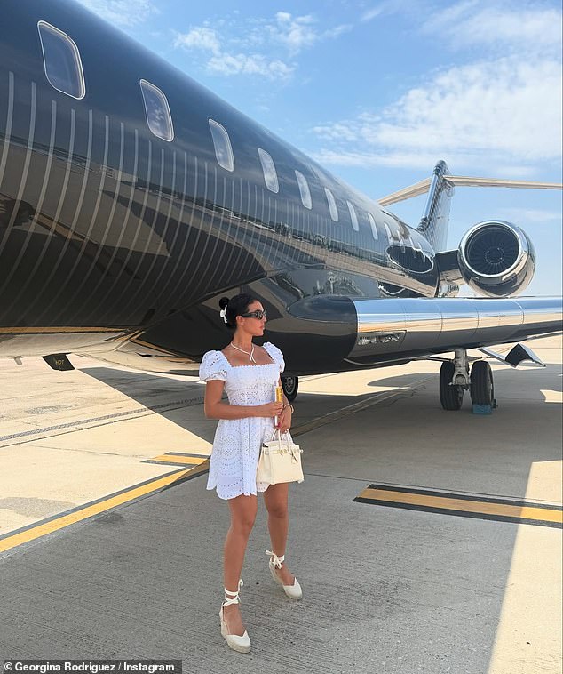 Bạn gái sexy đăng ảnh tự sướng toàn kim cương nhưng báo hại Ronaldo dính vào tranh cãi- Ảnh 3. Bạn gái sexy đăng ảnh tự sướng toàn kim cương nhưng báo hại Ronaldo dính vào tranh cãi- Ảnh 3.