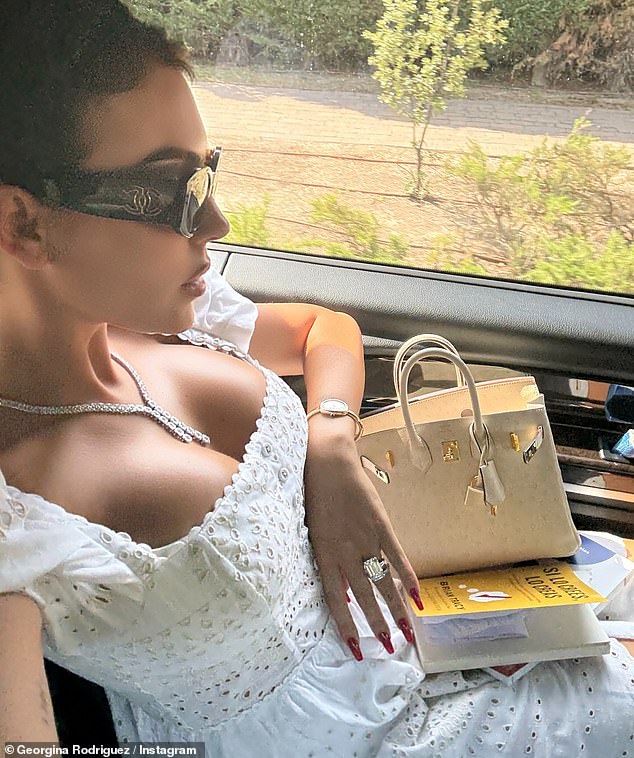 Bạn gái sexy đăng ảnh tự sướng toàn kim cương nhưng báo hại Ronaldo dính vào tranh cãi- Ảnh 6. Bạn gái sexy đăng ảnh tự sướng toàn kim cương nhưng báo hại Ronaldo dính vào tranh cãi- Ảnh 6.