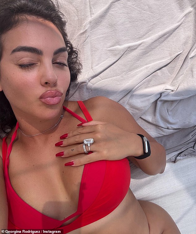 Bạn gái sexy đăng ảnh tự sướng toàn kim cương nhưng báo hại Ronaldo dính vào tranh cãi- Ảnh 5. Bạn gái sexy đăng ảnh tự sướng toàn kim cương nhưng báo hại Ronaldo dính vào tranh cãi- Ảnh 5.