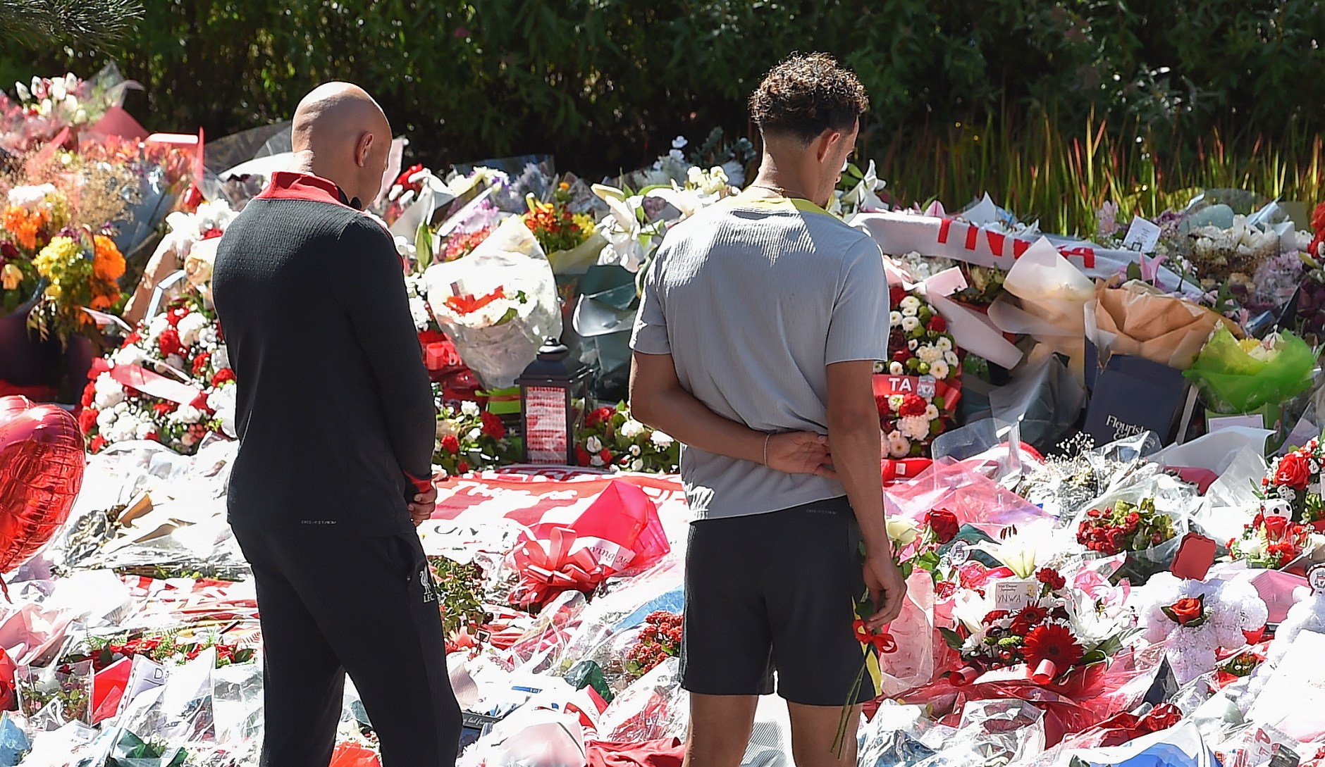 Người vợ tào khang của Diogo Jota nghẹn ngào ôm hai con tới SVĐ Anfield tưởng nhớ chồng sau tang lễ đầy nước mắt- Ảnh 5.