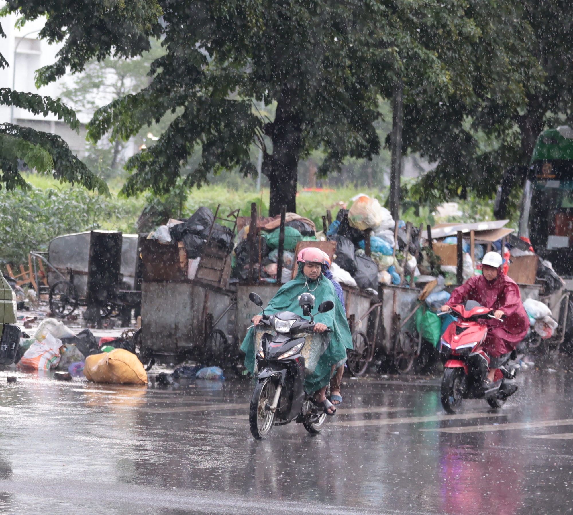 Chiều cuối tuần, nhiều khu vực ở Hà Nội mưa tầm tã sau những ngày nắng nóng- Ảnh 4.