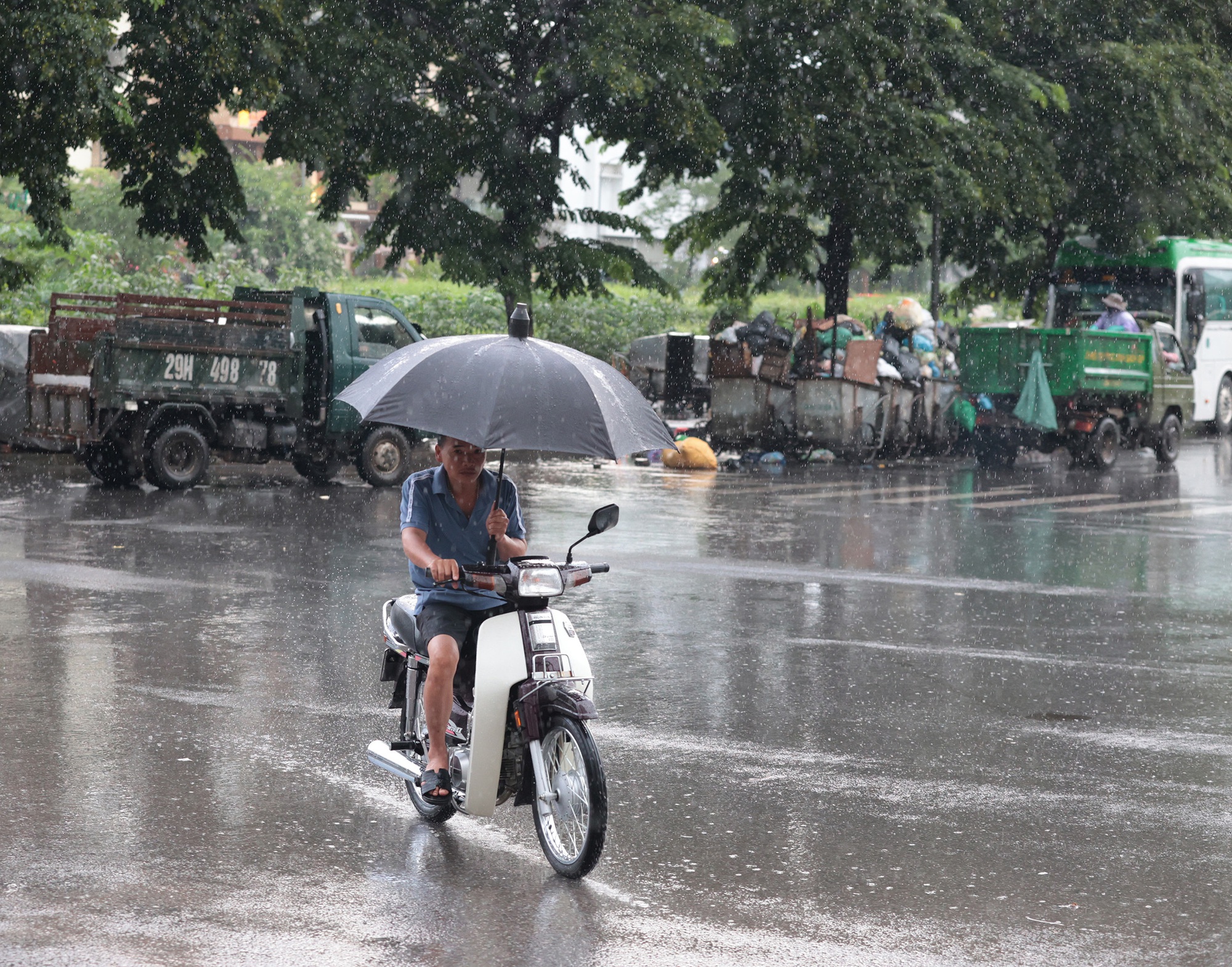 Chiều cuối tuần, nhiều khu vực ở Hà Nội mưa tầm tã sau những ngày nắng nóng- Ảnh 5.